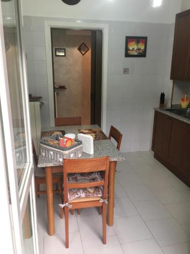 a table in a kitchen with a table and chairs at Big family bed & breakfast in Suello