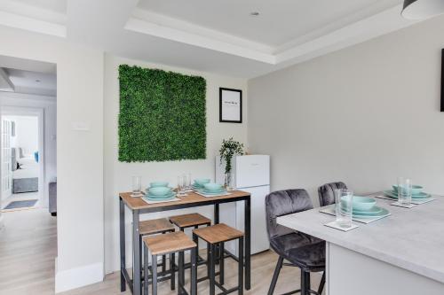 a kitchen and dining room with a table and chairs at Spacious Three Bedroom House - Free Parking & Wifi in Chelmsford