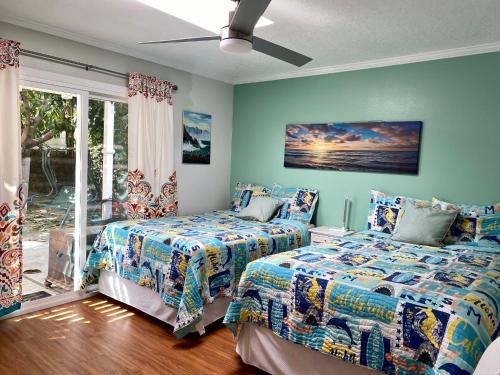 1 Schlafzimmer mit 2 Betten und einem Fenster in der Unterkunft Costa Mesa Homestay - Private Rooms with 2 Shared Baths and Hosts Onsite in Costa Mesa