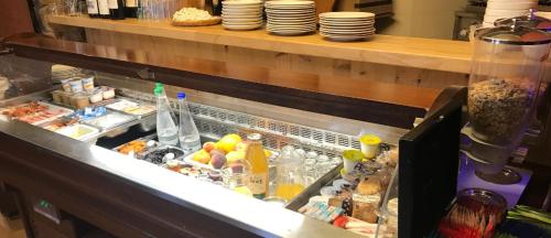 サイヤグーズにあるLogis Hotel Restaurant Planesの冷蔵庫(たくさんの食べ物、ドリンク付)