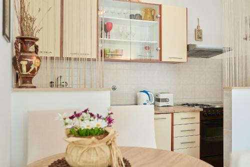 A kitchen or kitchenette at Studio Dolores-apartment by the sea