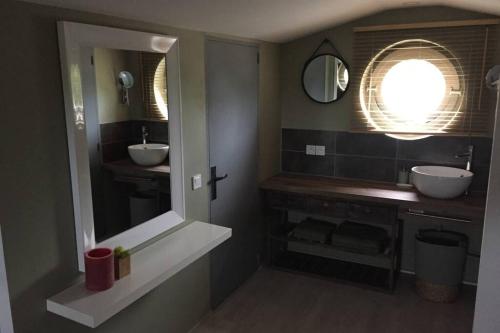 a bathroom with two sinks and a mirror at Charmante Villa »InDa » in Bonifacio