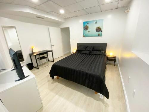 um quarto com uma cama e uma televisão de ecrã plano em Beach Lover's Haven Miami' Sun, Sand and City em Miami Beach