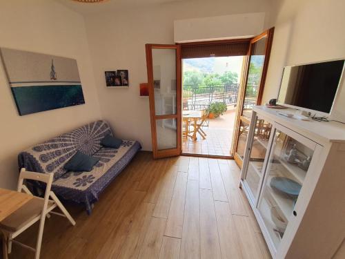 ein Wohnzimmer mit einem Sofa und einer Glasschiebetür in der Unterkunft La Locanda del Cedro in Palermo