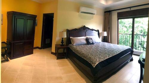 Postel nebo postele na pokoji v ubytování Macaws Ocean Club Apartamento # 18