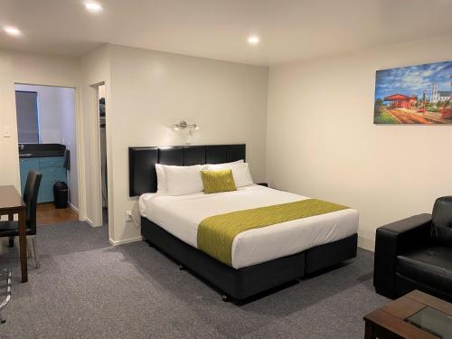 En eller flere senge i et værelse på ASURE Townsman Motor Lodge