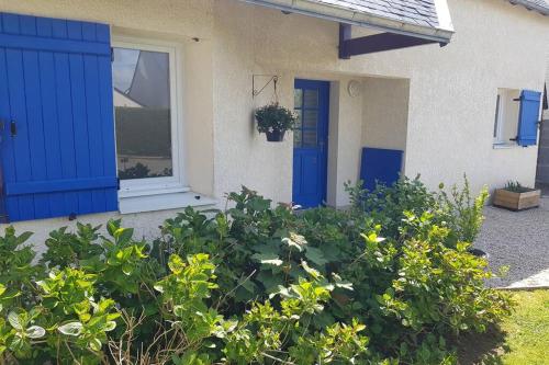 a house with a blue door and a window at Gîte mon plaisir in Carnac