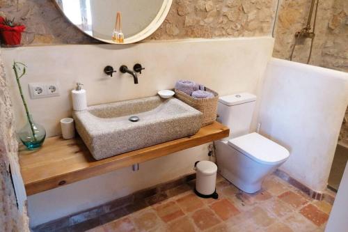 y baño con lavabo y aseo. en Cal Niu, en Castillo de Aro