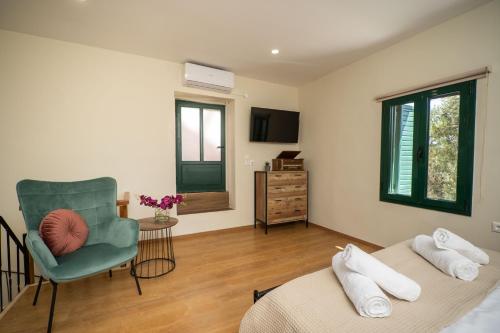 Кровать или кровати в номере Kolymbos House Kefalas