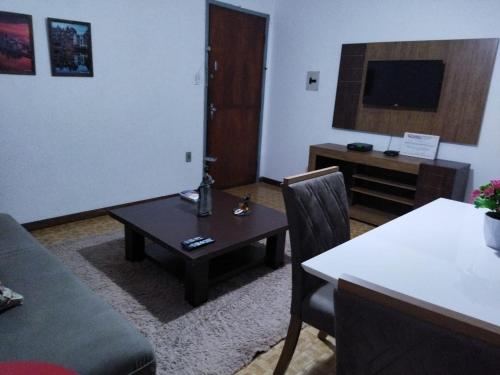 sala de estar con sofá y mesa en Apartamento Bento Residence en Uruguaiana