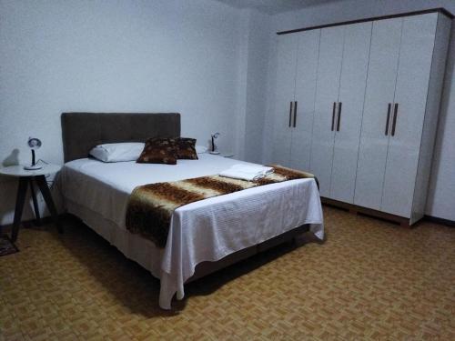 Giường trong phòng chung tại Apartamento Bento Residence