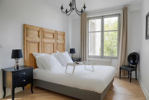 um quarto com uma cama com uma mesa em Résidence L'Aristide Appartement Louison em Auray