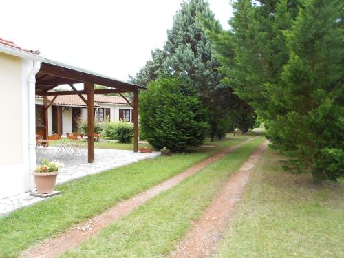 Taman di luar Domaine de la gare M - anciennement Logis de La Garenne