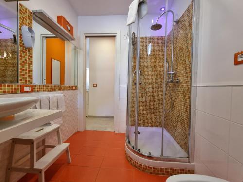 ein Bad mit einer Dusche und einem Waschbecken in der Unterkunft Rifa b&b in Gaeta