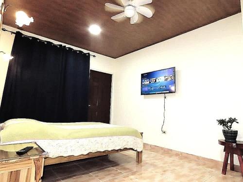 a bedroom with a bed and a ceiling fan at Cabañas Brisas Alto Boquete in Boquete