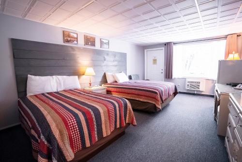 ein Hotelzimmer mit 2 Betten und einem Fenster in der Unterkunft Scenic Inn in Conway