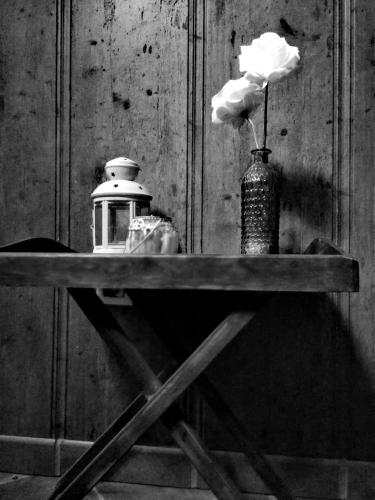 a table with a vase and flowers on it at Casa Rural El Infante in Oropesa