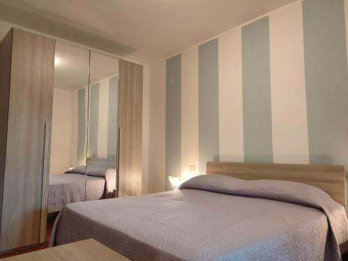 Caniparola di FosdinovoにあるChiara Apartmentのベッドルーム1室(ベッド2台、鏡付)