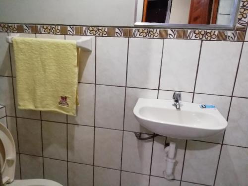 a bathroom with a sink and a toilet at Hostal Sumak'usi in Juliaca