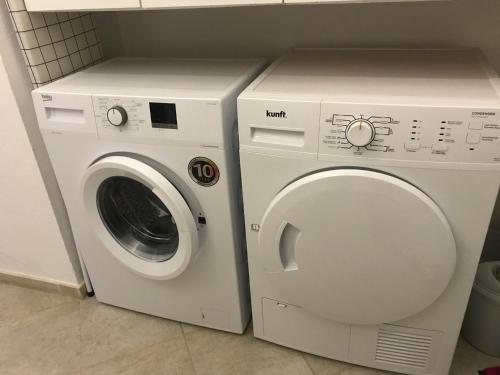 a washing machine and a dryer in a room at Casa da Aldeia in Tomar