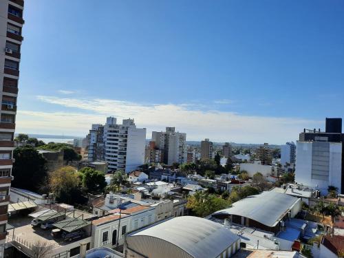 uma vista de uma cidade com edifícios em primeiro plano em Monoambiente Plaza San Miguel em Paraná