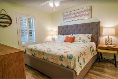 Легло или легла в стая в Beachfront, Oceanview, Pelican Beach Resort, 19th Floor