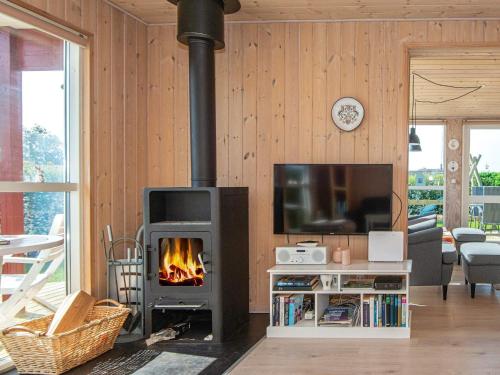 Hejls的住宿－6 person holiday home in Hejls，客厅设有壁炉和电视。