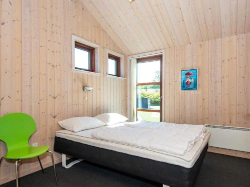 Cama o camas de una habitación en Four-Bedroom Holiday home in Hemmet 6