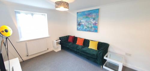 Garland Apartment, Greenhithe 5 - Netflix & Music