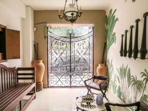 una puerta con una puerta de hierro forjado en una habitación en Hotel Casa Dos Frades en Manaos