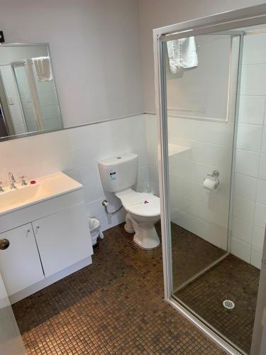 ein Bad mit einem WC, einem Waschbecken und einer Dusche in der Unterkunft Paringa Hotel Motel in Renmark