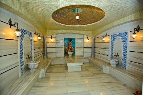 łazienka z 2 umywalkami i sufitem w obiekcie Rusel Park Hotel w mieście Baku