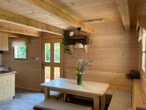 Habitación de madera con mesa en la cocina en Miha`s cottage, en Bohinj