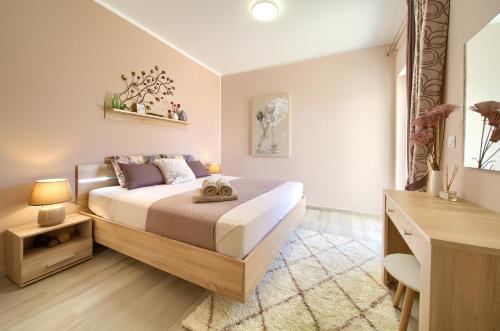 ein Schlafzimmer mit einem großen Bett und einem Schreibtisch in der Unterkunft Villa Hedera in Dramalj