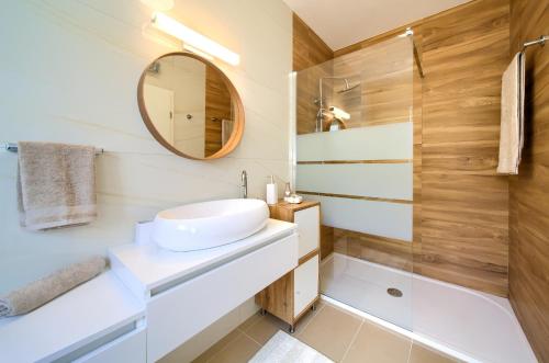 ein Badezimmer mit Waschbecken und Spiegel in der Unterkunft Villa Hedera in Dramalj