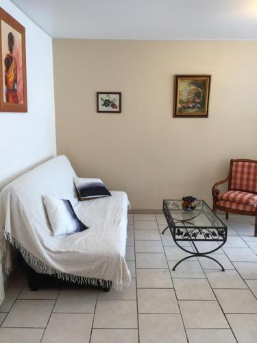 a room with a bed and a table and a chair at 200m de la plage ,3mn du port à 50m du centre ville in Carry-le-Rouet