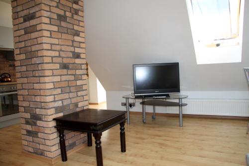 Μια τηλεόραση ή/και κέντρο ψυχαγωγίας στο Large and Beautiful Summertime Apartment