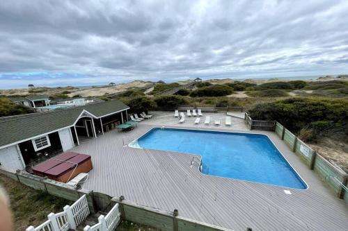 Basen w obiekcie Oceanfront grandeur in 4x4 Outerbanks - Mark Twain lub w pobliżu