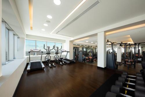 
The fitness center and/or fitness facilities at Horizon Hotel
