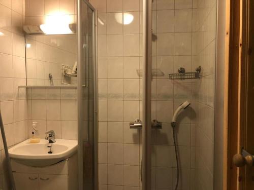 a bathroom with a shower and a sink at Rukan Otsolanhovi in Ruka