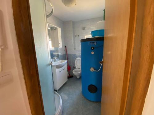 un piccolo bagno con un water e un lavandino di Renic Apartments a Nin