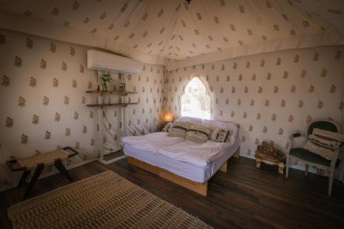 A bed or beds in a room at Manduma - מנד'ומה אירוח מדברי