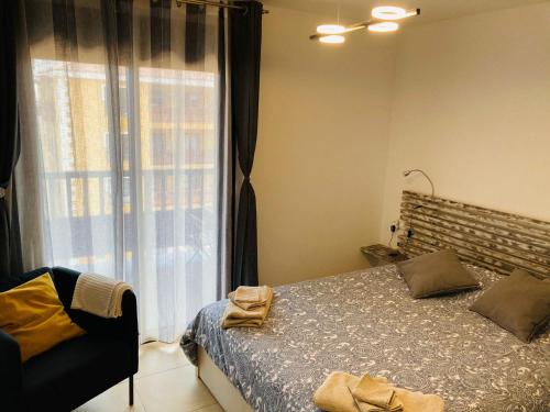 een slaapkamer met een bed en een groot raam bij Casa Reinhart sehr schönes Apartment um Teneriffa zu erkunden in Palm-mar