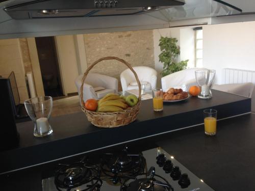 une corbeille de fruits assise au-dessus d'un comptoir de cuisine dans l'établissement Le cottage GAMA Suisse Normande, à Cesny-Bois-Halbout