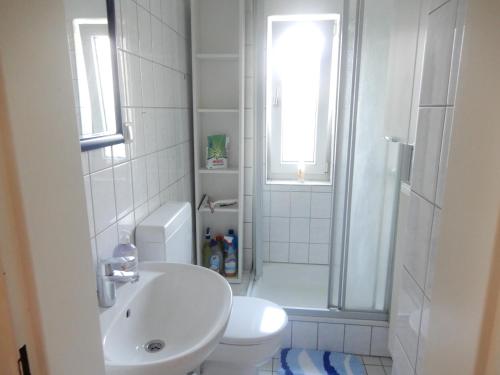 y baño con ducha, lavabo y aseo. en Private Wohnung Biop, en Kassel