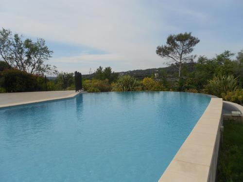 une grande piscine bleue dans une cour dans l'établissement Le Château Saint Martin, à Saint-Martin-dʼArdèche