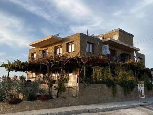 un edificio con plantas a su lado en Spring Of Life Forever en Amargeti