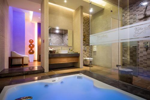 y baño grande con bañera y ducha. en Norway Forest Villa Motel en Taipéi