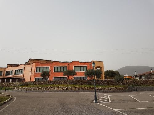an empty parking lot with a building in the background at Le Tre Rose in Bono