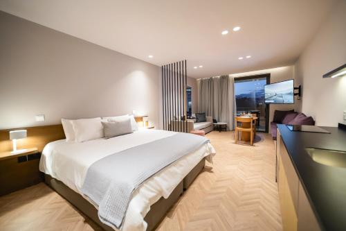 um quarto de hotel com uma cama e uma casa de banho em Alinea Suites Limassol Center em Limassol